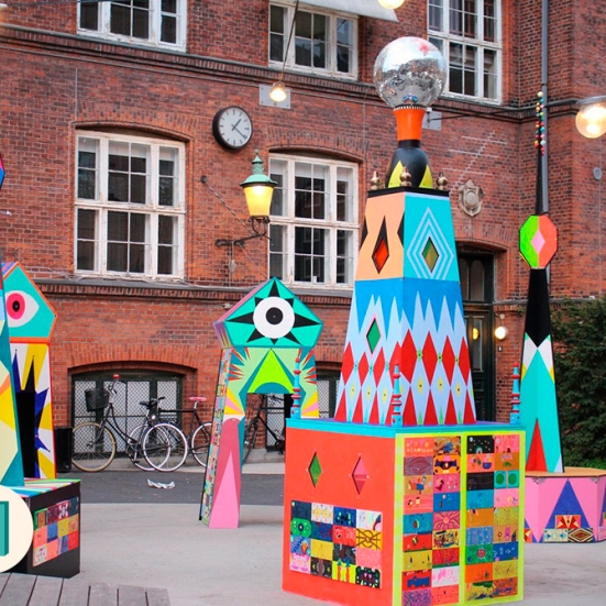 Foto af kunstinstallationer på torv i by