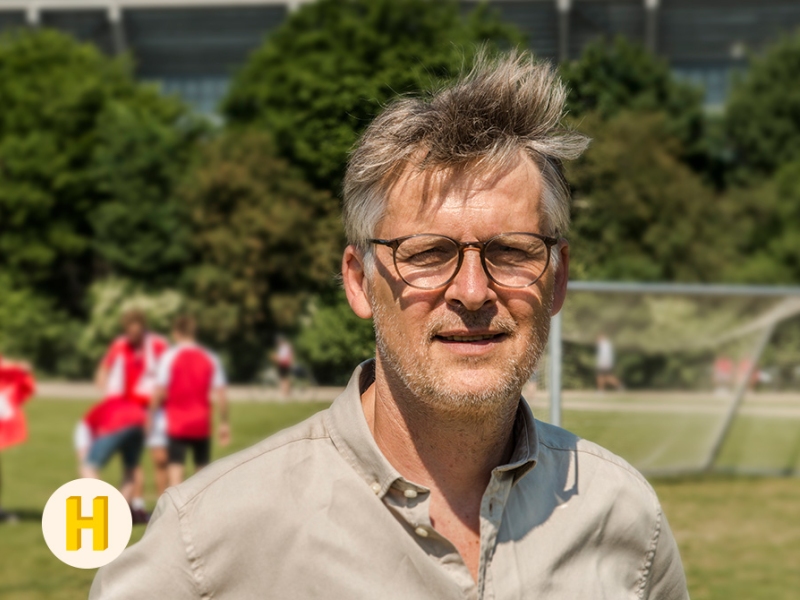 Foto af Morten Bruun med fodboldbane i baggrunden