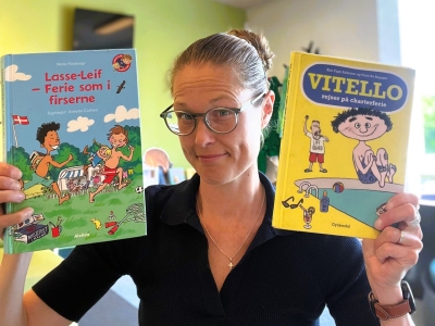 Kvinde med to billedbøger