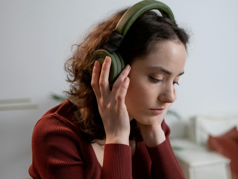 Kvinde med høretelefoner