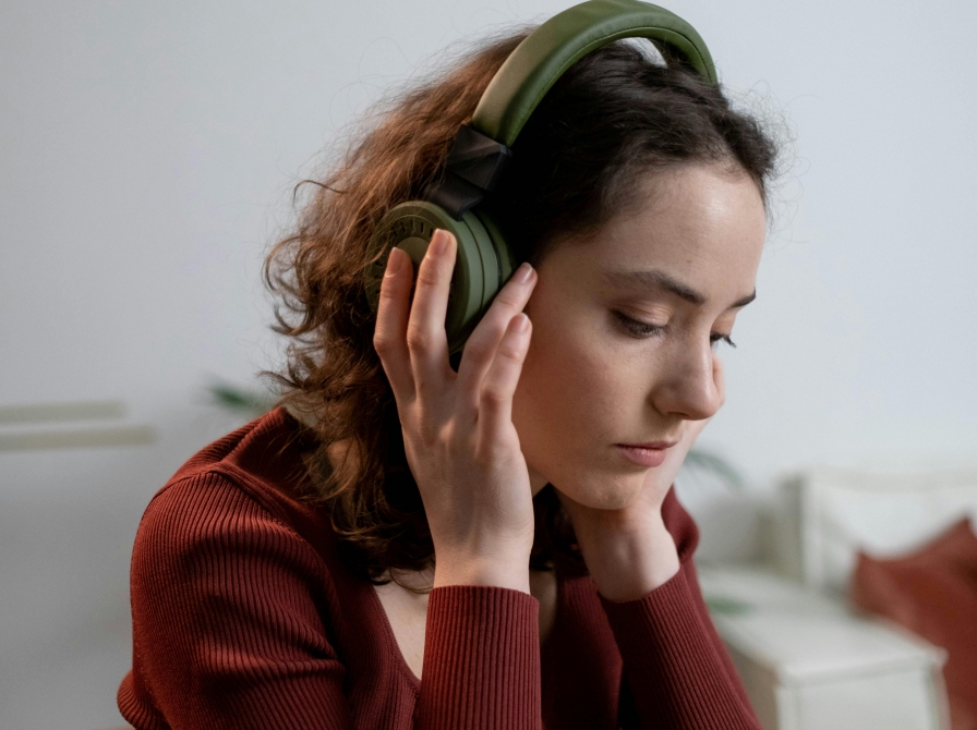 Kvinde med høretelefoner