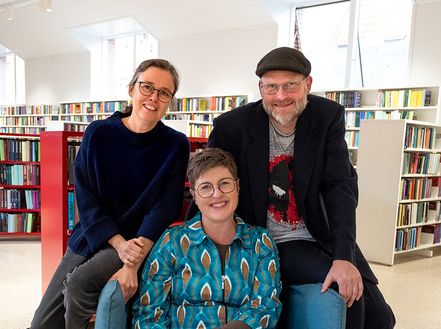 Foto af Anne, Frederik og Britt i biblioteksrummet