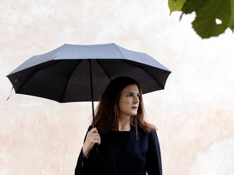 Forfatterportræt: Kirsten Hammann med paraply